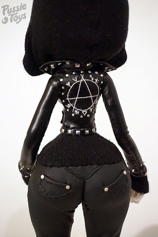 Obskure; SomeStrangeThings; Pussie Toys; Designer Toy; Toy Art; Barcelona; Some Strange Things; sculpt; Marcos Lorenzo; Barcelona; Clara Raurich